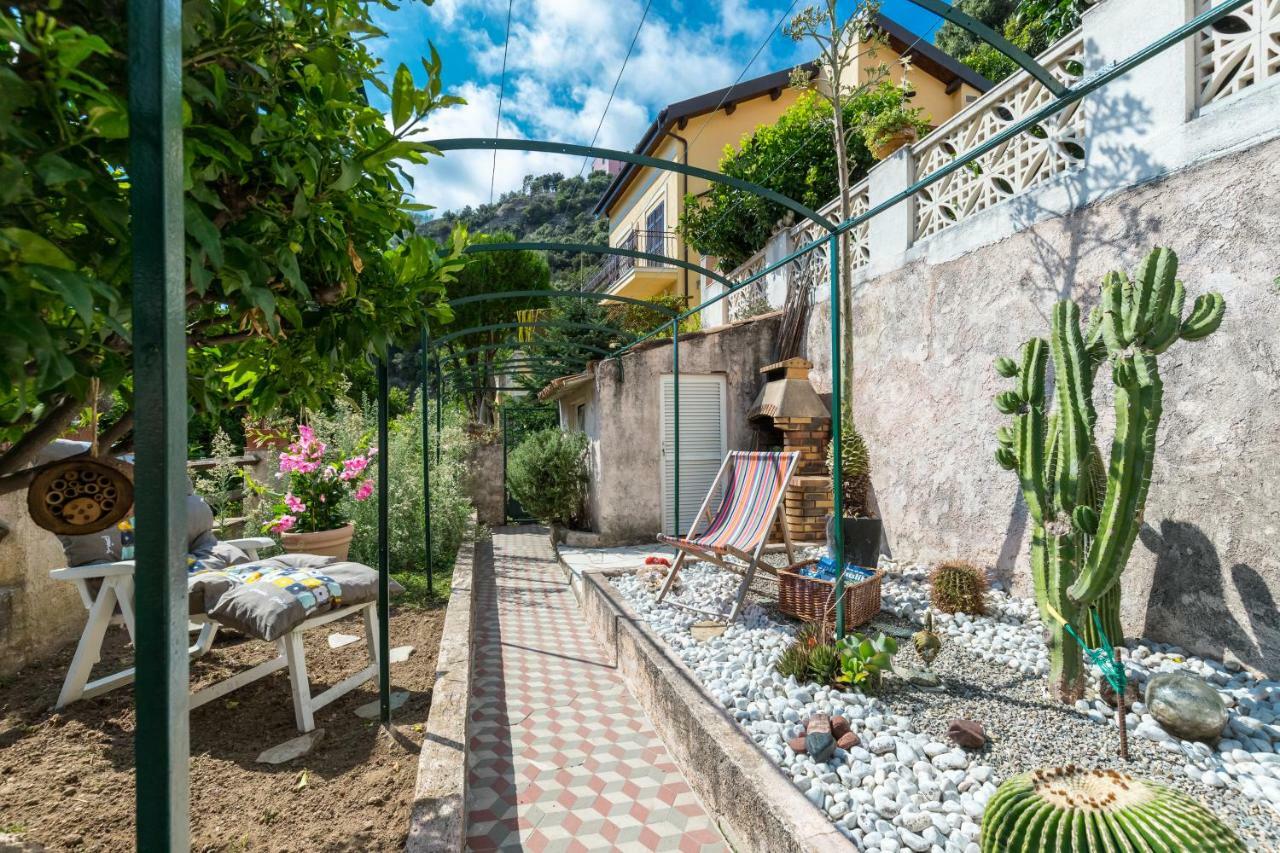 La Maison Des *